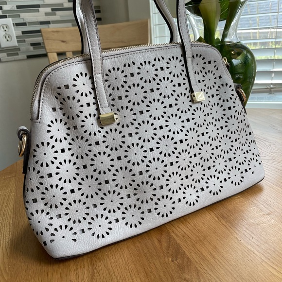 Greige doily pattern purse with removable shoulder strap - Picture 3 of 15